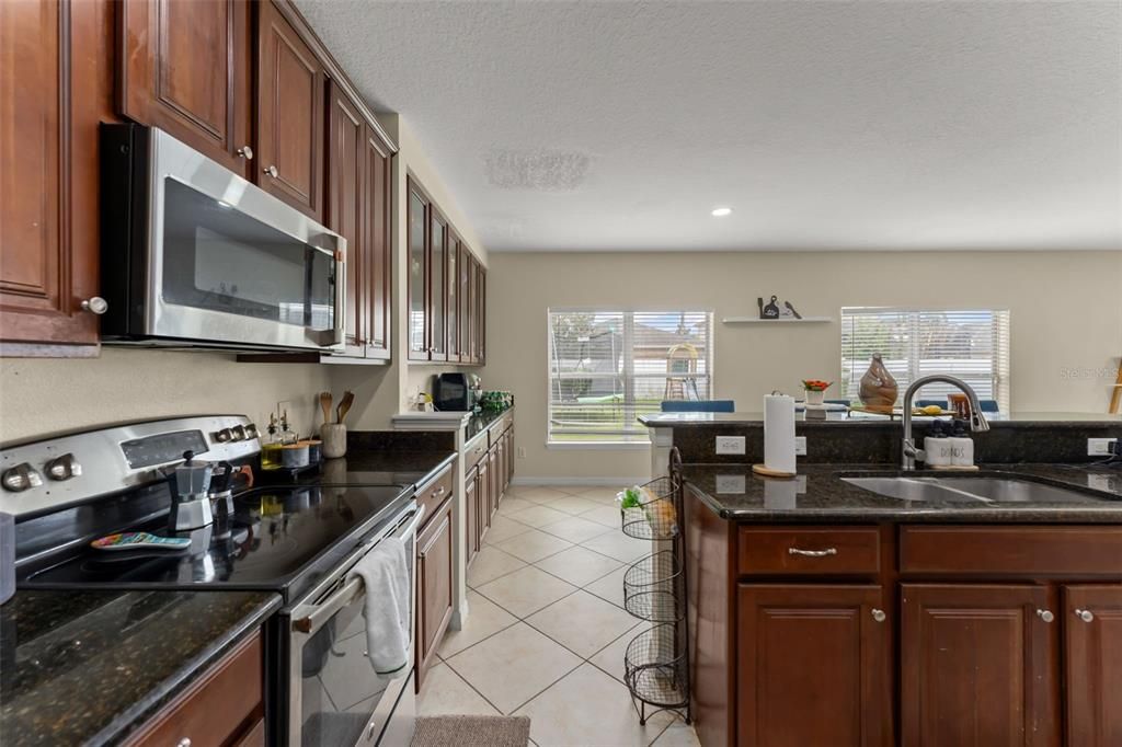 En Venta: $565,000 (5 camas, 2 baños, 3021 Pies cuadrados)