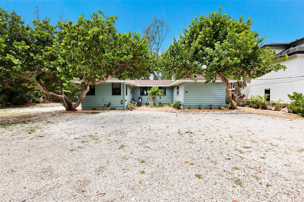 Recently Sold: $6,950,000 (2 beds, 2 baths, 1942 Square Feet)