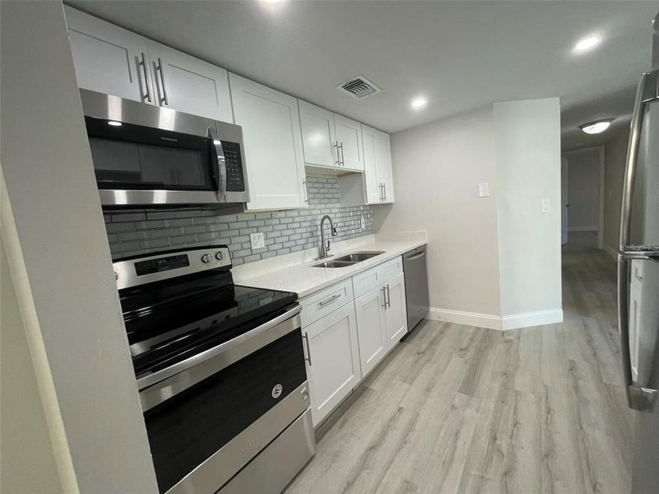 В аренду: $1,900 (2 спален, 2 ванн, 915 Квадратных фут)