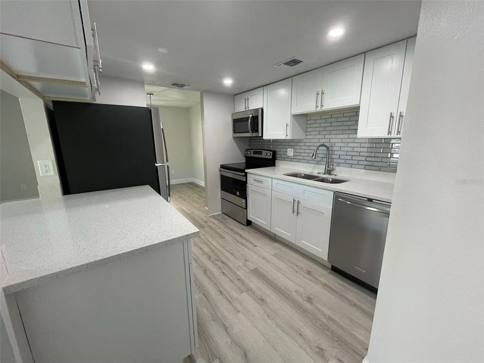 В аренду: $1,900 (2 спален, 2 ванн, 915 Квадратных фут)