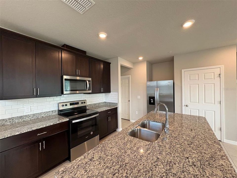 For Rent: $2,350 (3 beds, 2 baths, 1795 Square Feet)