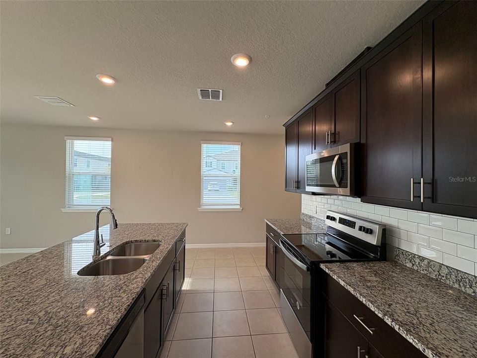 For Rent: $2,350 (3 beds, 2 baths, 1795 Square Feet)