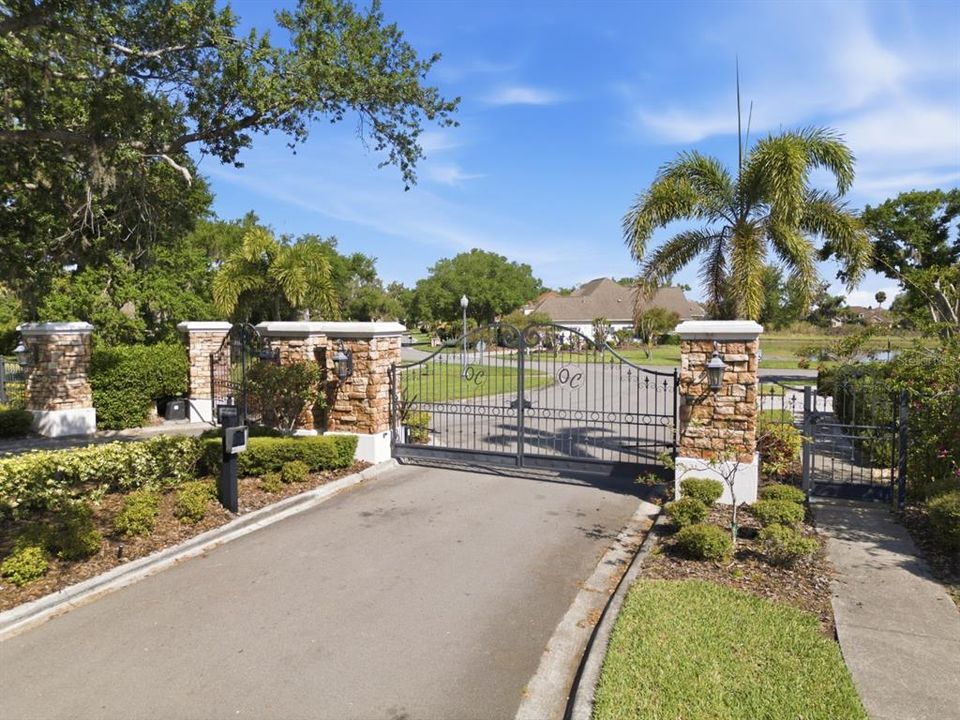 На продажу: $250,000 (0.83 acres)