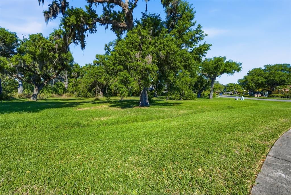 На продажу: $250,000 (0.83 acres)