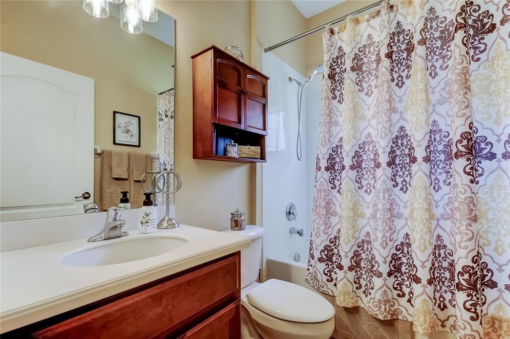 Activo con contrato: $375,000 (4 camas, 2 baños, 2028 Pies cuadrados)