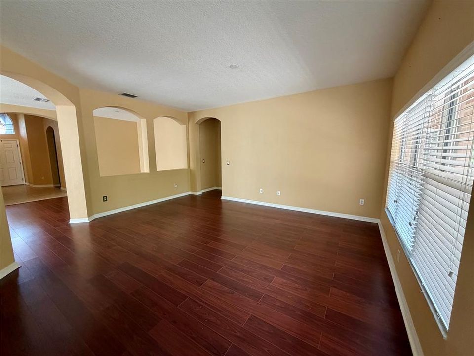 Activo con contrato: $375,000 (4 camas, 2 baños, 2028 Pies cuadrados)