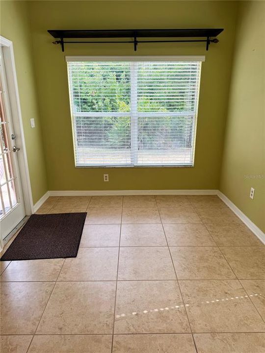 Activo con contrato: $375,000 (4 camas, 2 baños, 2028 Pies cuadrados)