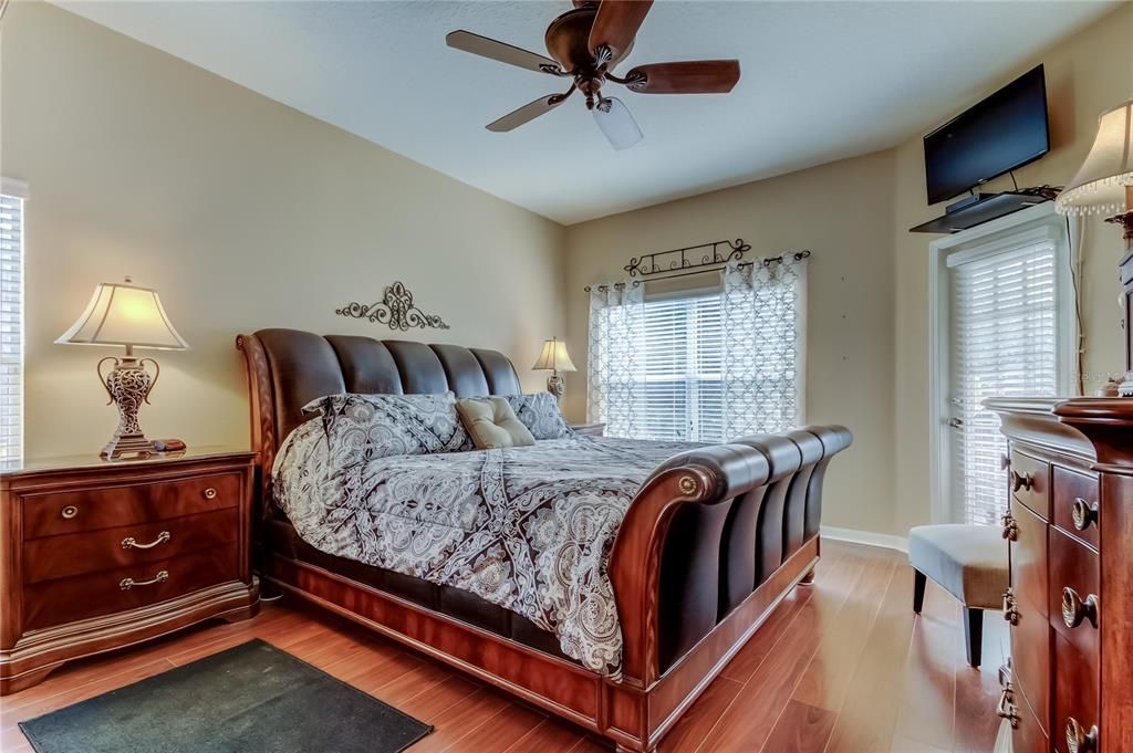 Activo con contrato: $375,000 (4 camas, 2 baños, 2028 Pies cuadrados)