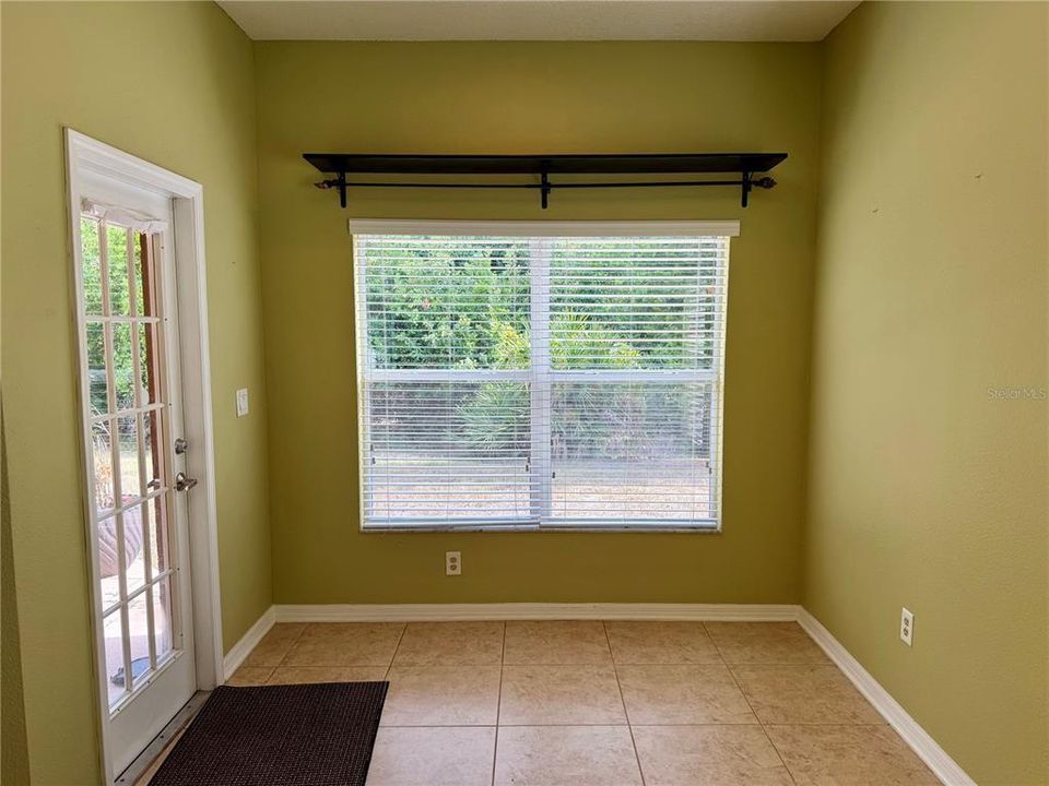 Activo con contrato: $375,000 (4 camas, 2 baños, 2028 Pies cuadrados)