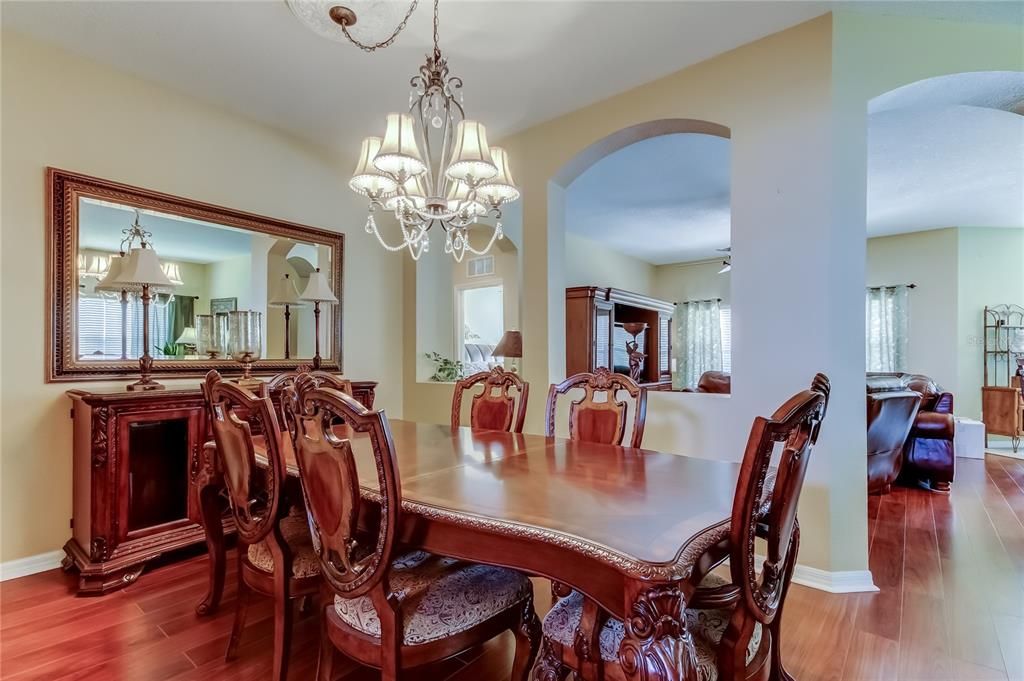 Activo con contrato: $375,000 (4 camas, 2 baños, 2028 Pies cuadrados)