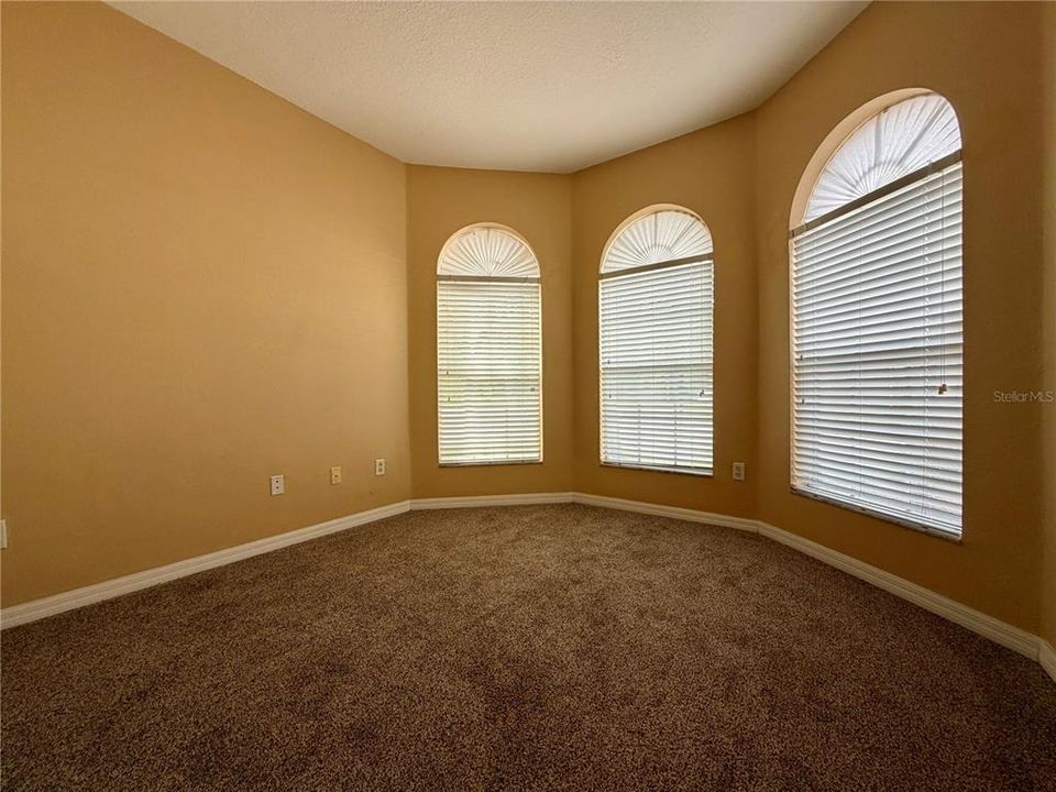 Activo con contrato: $375,000 (4 camas, 2 baños, 2028 Pies cuadrados)