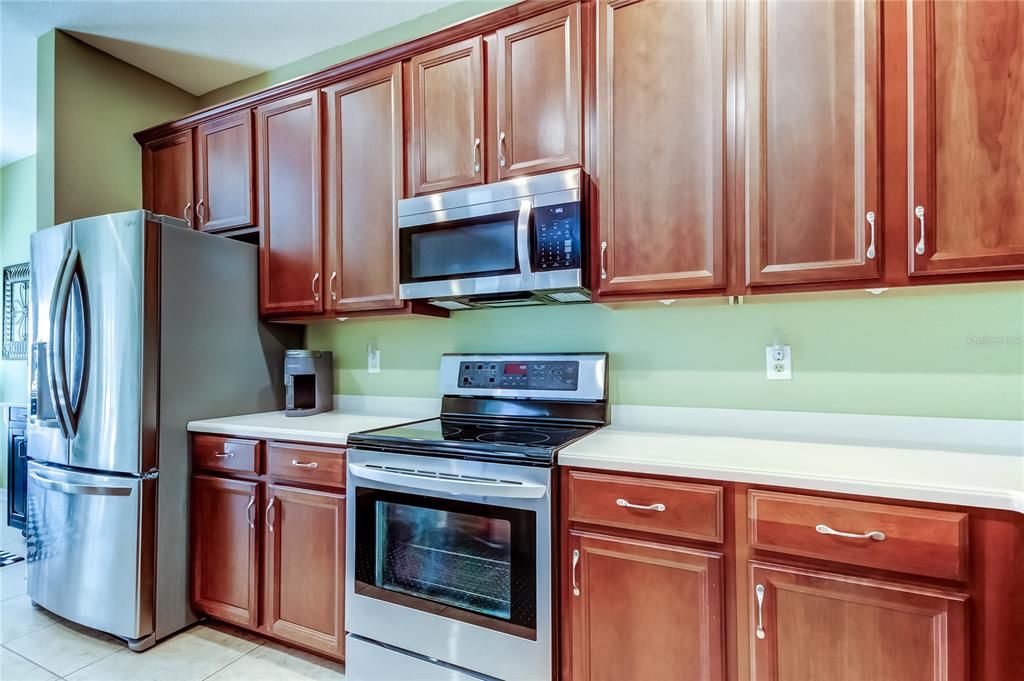 Activo con contrato: $375,000 (4 camas, 2 baños, 2028 Pies cuadrados)