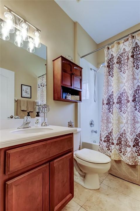 Activo con contrato: $375,000 (4 camas, 2 baños, 2028 Pies cuadrados)