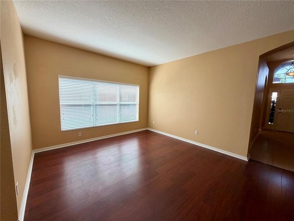 Activo con contrato: $375,000 (4 camas, 2 baños, 2028 Pies cuadrados)