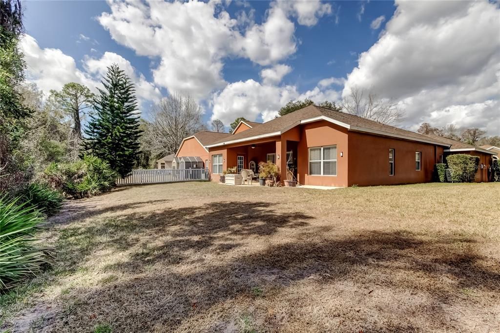 Activo con contrato: $375,000 (4 camas, 2 baños, 2028 Pies cuadrados)