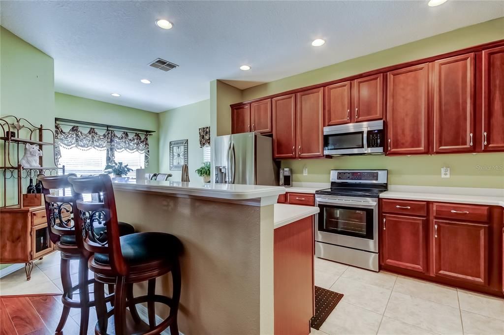 Activo con contrato: $375,000 (4 camas, 2 baños, 2028 Pies cuadrados)