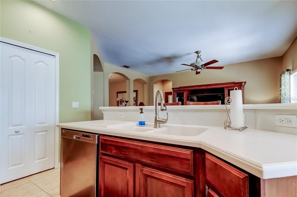 Activo con contrato: $375,000 (4 camas, 2 baños, 2028 Pies cuadrados)