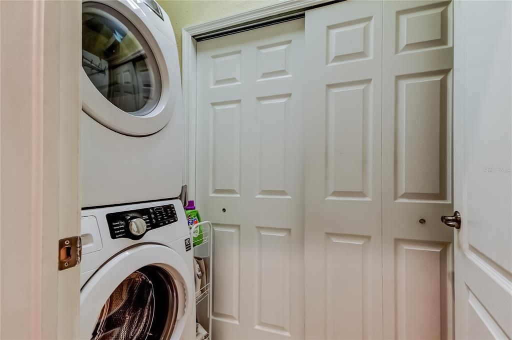 Activo con contrato: $375,000 (4 camas, 2 baños, 2028 Pies cuadrados)