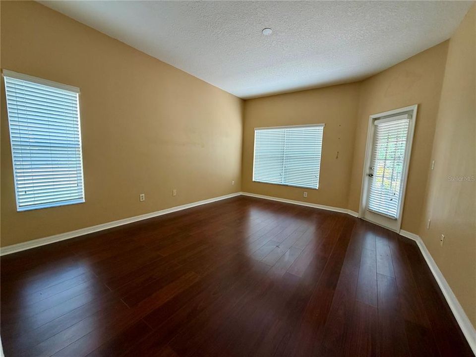 Activo con contrato: $375,000 (4 camas, 2 baños, 2028 Pies cuadrados)