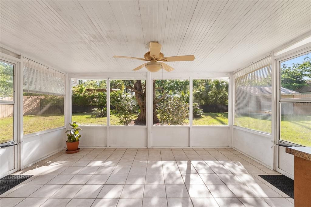 Под контрактом: $229,500 (3 спален, 2 ванн, 1017 Квадратных фут)