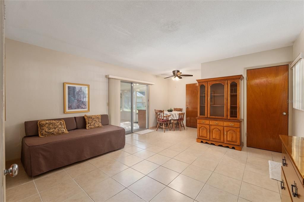 Под контрактом: $229,500 (3 спален, 2 ванн, 1017 Квадратных фут)