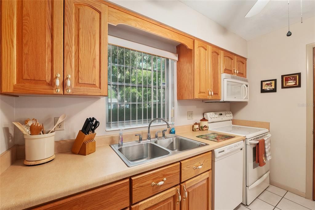 Под контрактом: $229,500 (3 спален, 2 ванн, 1017 Квадратных фут)