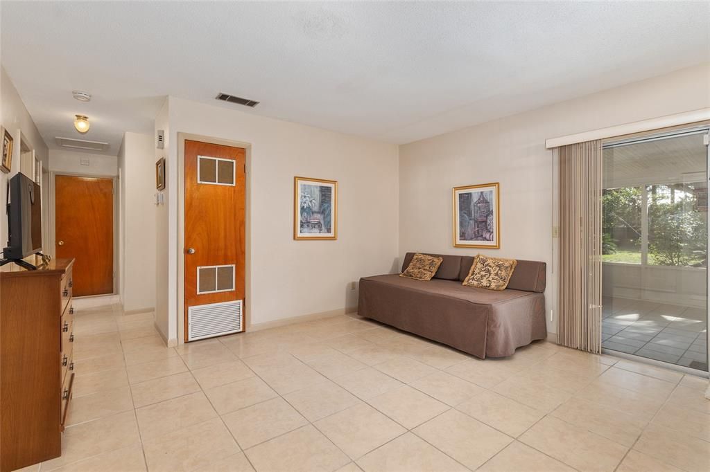 Под контрактом: $229,500 (3 спален, 2 ванн, 1017 Квадратных фут)