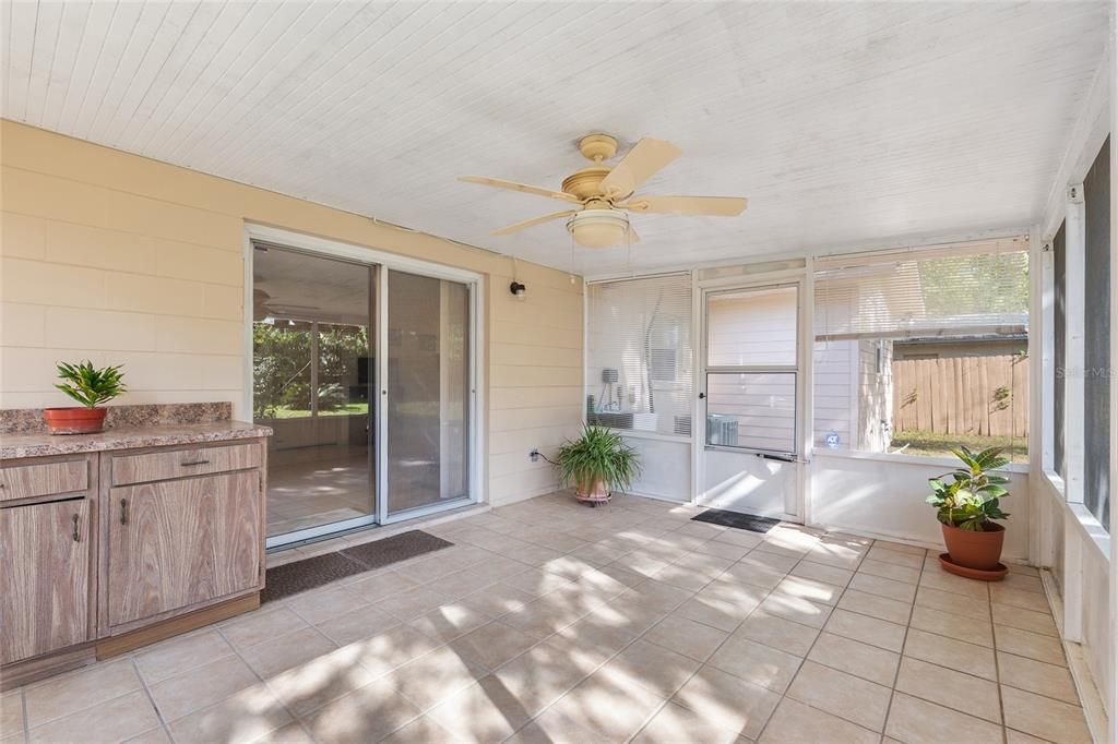 Под контрактом: $229,500 (3 спален, 2 ванн, 1017 Квадратных фут)