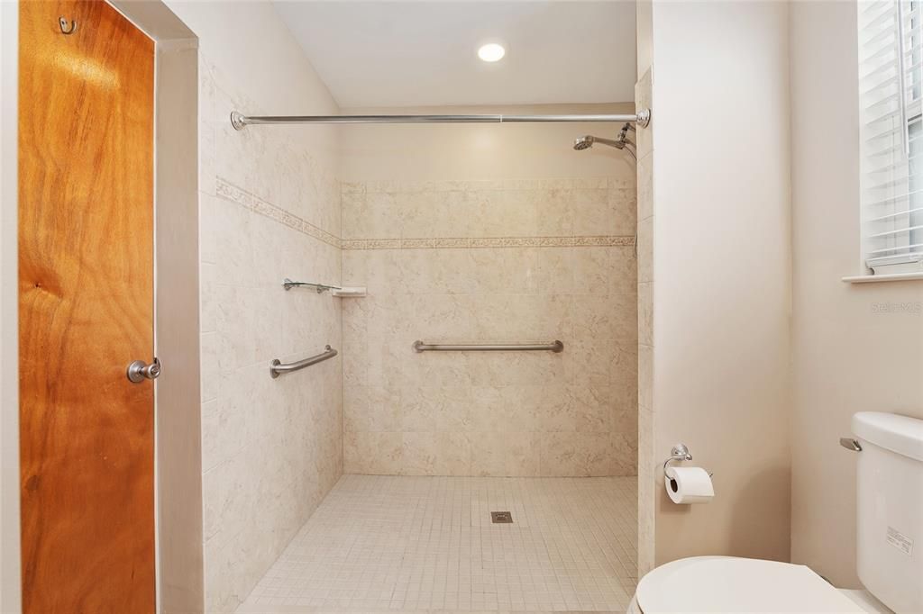 Под контрактом: $229,500 (3 спален, 2 ванн, 1017 Квадратных фут)