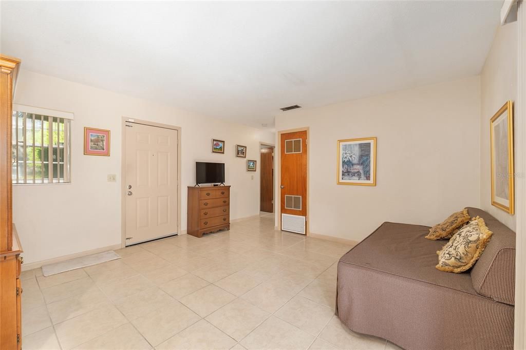 Под контрактом: $229,500 (3 спален, 2 ванн, 1017 Квадратных фут)