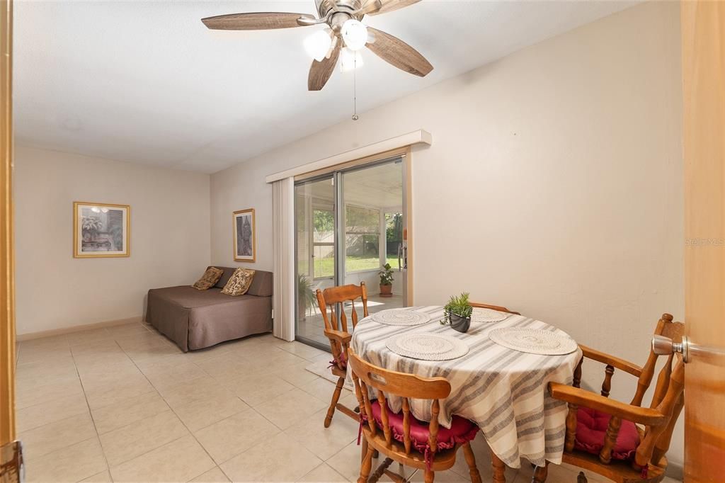 Под контрактом: $229,500 (3 спален, 2 ванн, 1017 Квадратных фут)