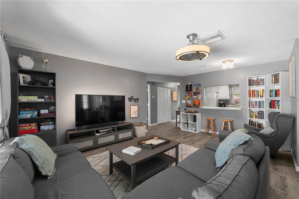 На продажу: $170,000 (2 спален, 2 ванн, 1049 Квадратных фут)