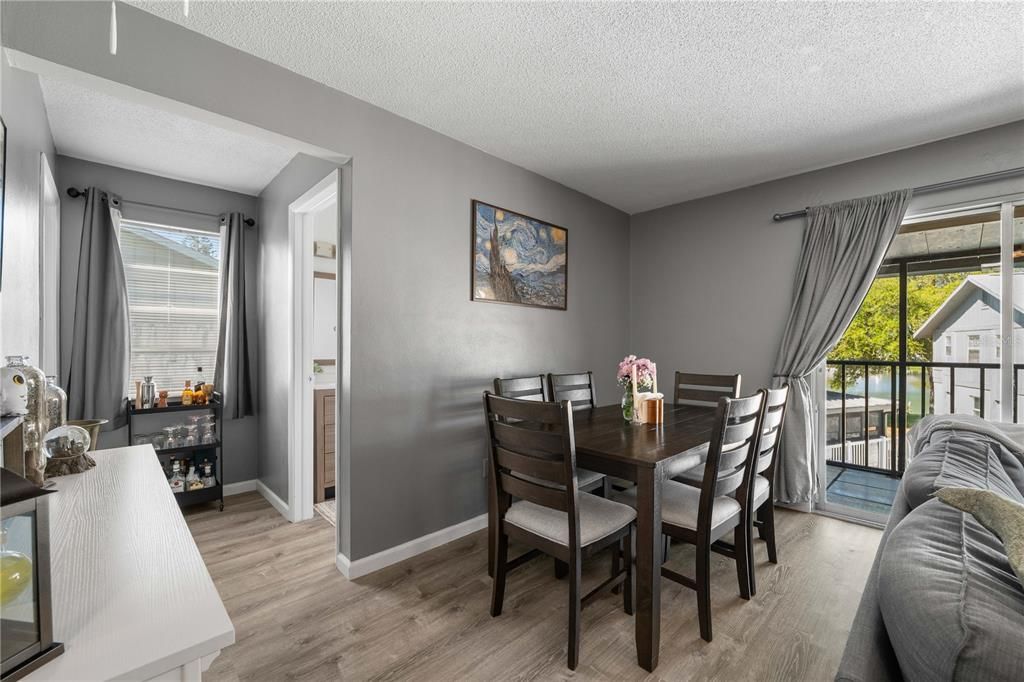 На продажу: $170,000 (2 спален, 2 ванн, 1049 Квадратных фут)