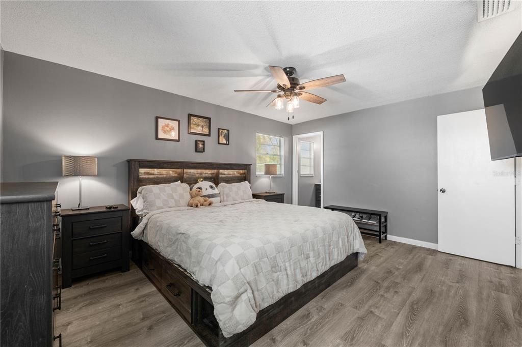 На продажу: $170,000 (2 спален, 2 ванн, 1049 Квадратных фут)