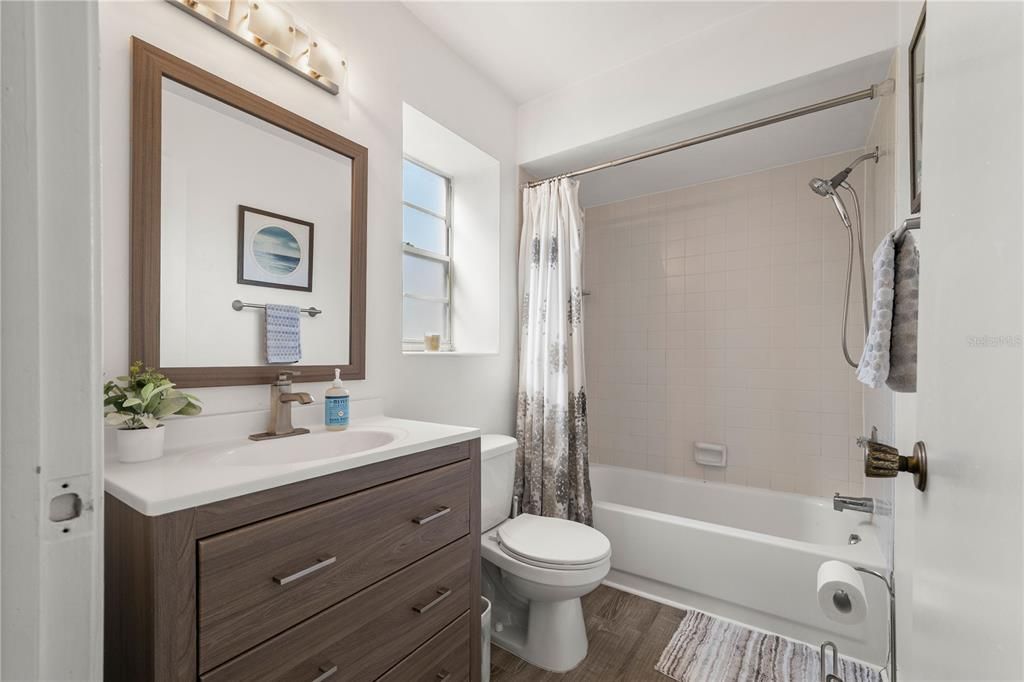 На продажу: $170,000 (2 спален, 2 ванн, 1049 Квадратных фут)