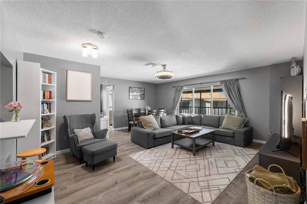 На продажу: $170,000 (2 спален, 2 ванн, 1049 Квадратных фут)