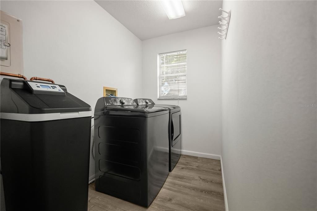 На продажу: $170,000 (2 спален, 2 ванн, 1049 Квадратных фут)