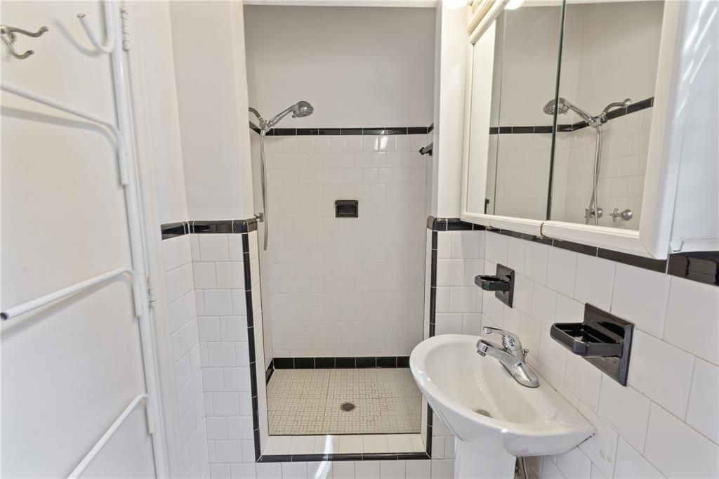 Active With Contract: $270,000 (3 beds, 2 baths, 1946 Square Feet)