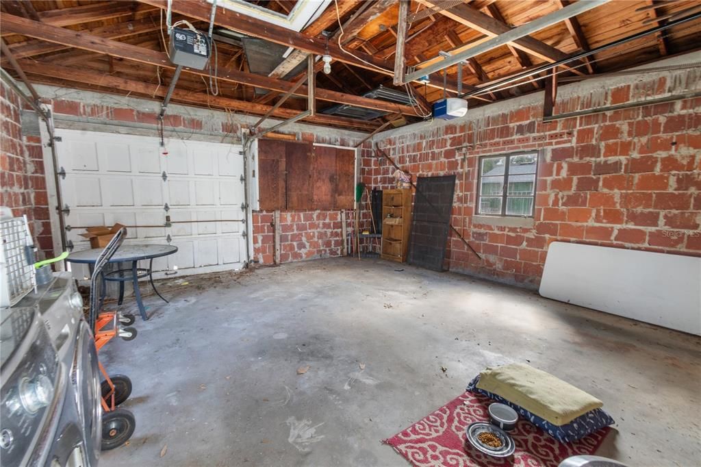 Active With Contract: $270,000 (3 beds, 2 baths, 1946 Square Feet)