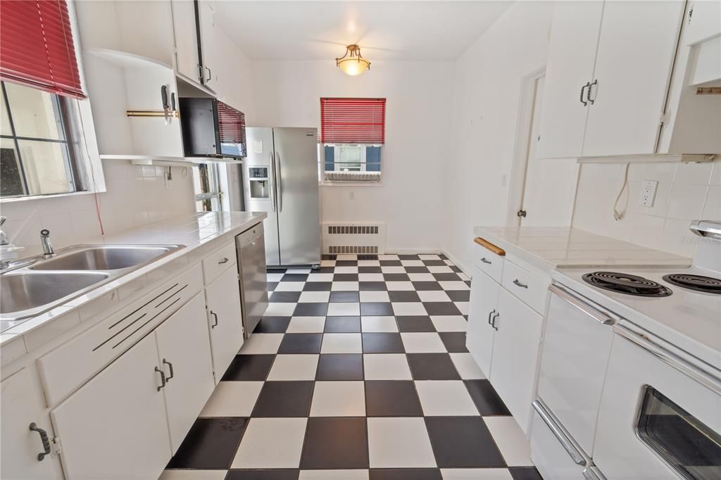 Active With Contract: $270,000 (3 beds, 2 baths, 1946 Square Feet)
