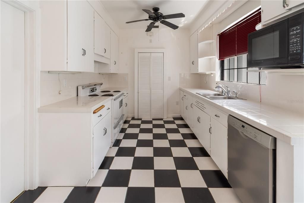 Active With Contract: $270,000 (3 beds, 2 baths, 1946 Square Feet)