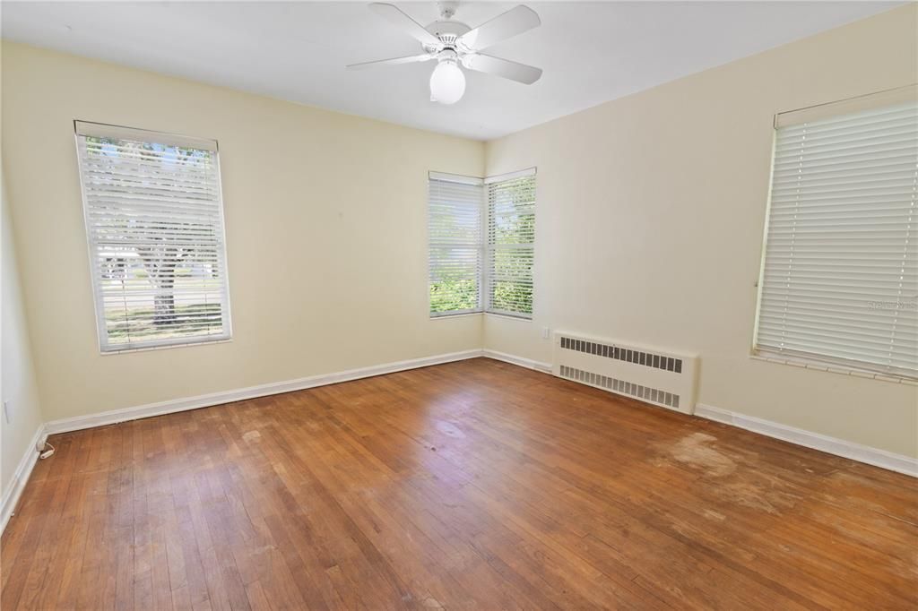 Active With Contract: $270,000 (3 beds, 2 baths, 1946 Square Feet)