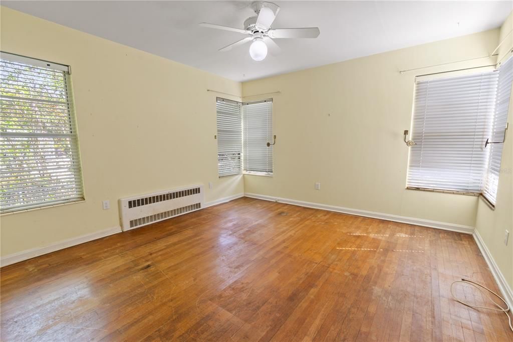 Active With Contract: $270,000 (3 beds, 2 baths, 1946 Square Feet)