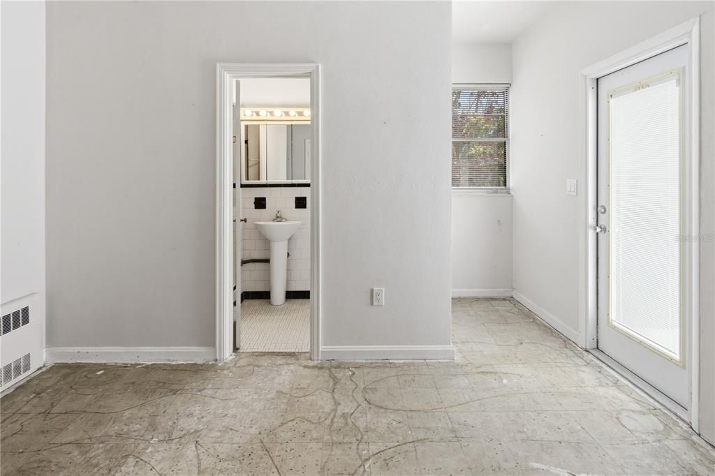Active With Contract: $270,000 (3 beds, 2 baths, 1946 Square Feet)