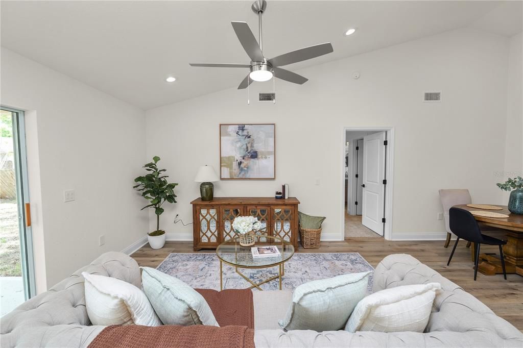 На продажу: $309,950 (3 спален, 2 ванн, 1455 Квадратных фут)