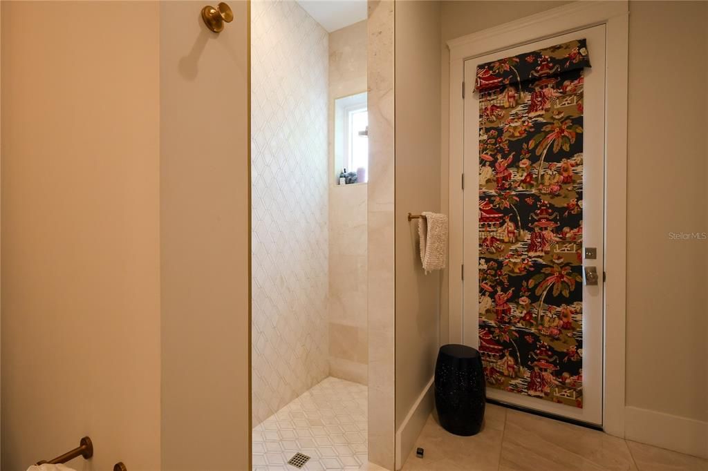В аренду: $18,000 (5 спален, 5 ванн, 4552 Квадратных фут)