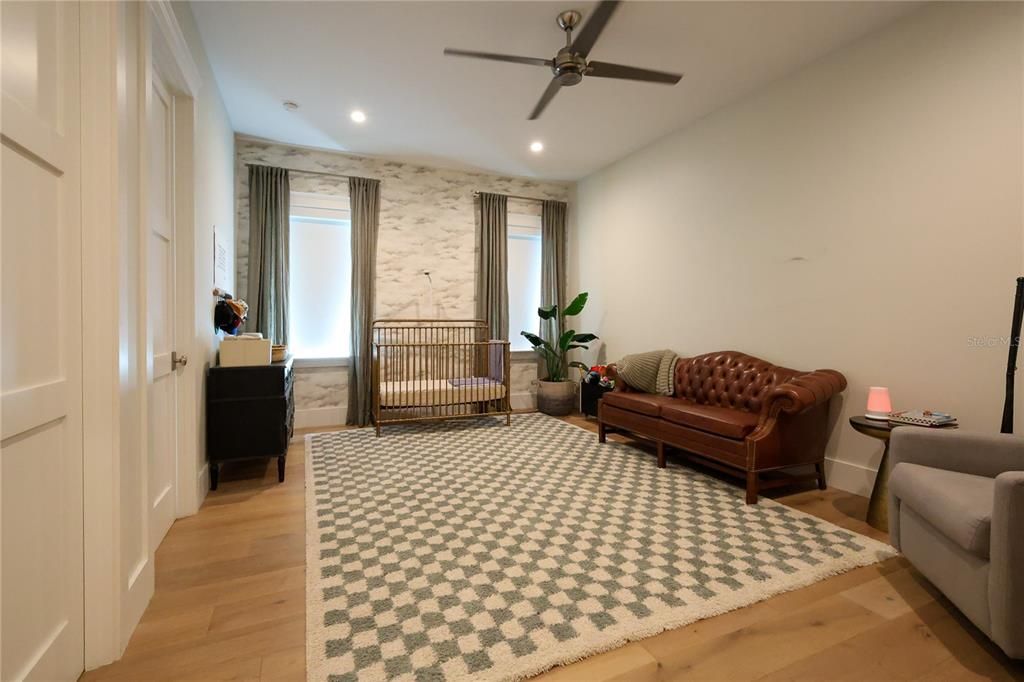 В аренду: $18,000 (5 спален, 5 ванн, 4552 Квадратных фут)