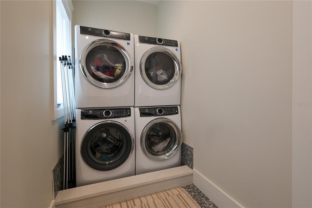 В аренду: $18,000 (5 спален, 5 ванн, 4552 Квадратных фут)