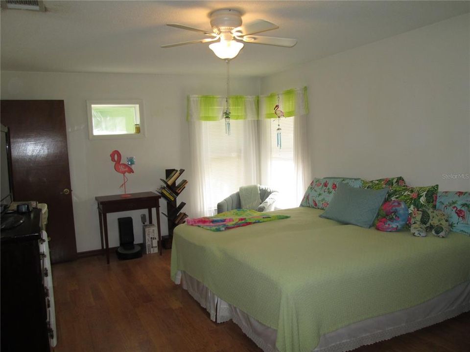 Activo con contrato: $359,900 (3 camas, 2 baños, 1640 Pies cuadrados)