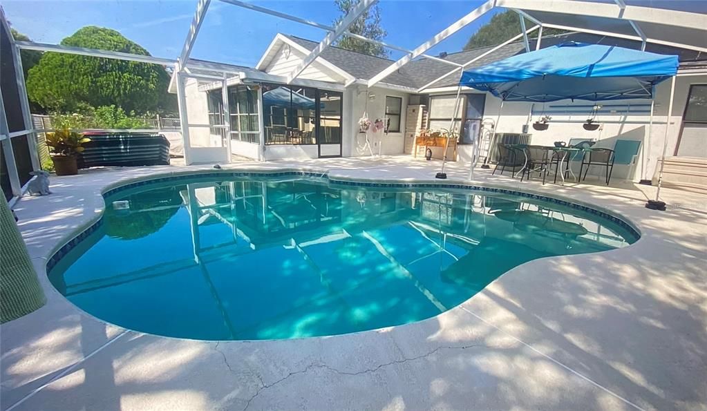 Activo con contrato: $359,900 (3 camas, 2 baños, 1640 Pies cuadrados)